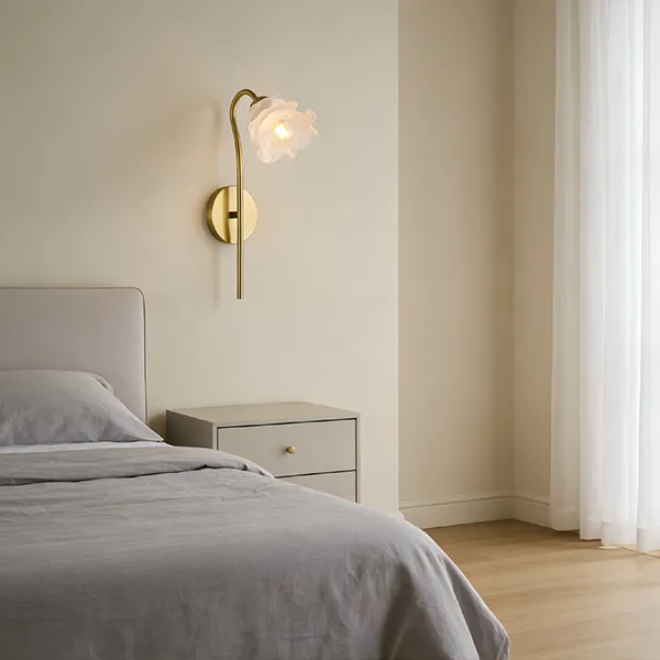Hoe moderne wandkandelaars te combineren met een slaapkamer
