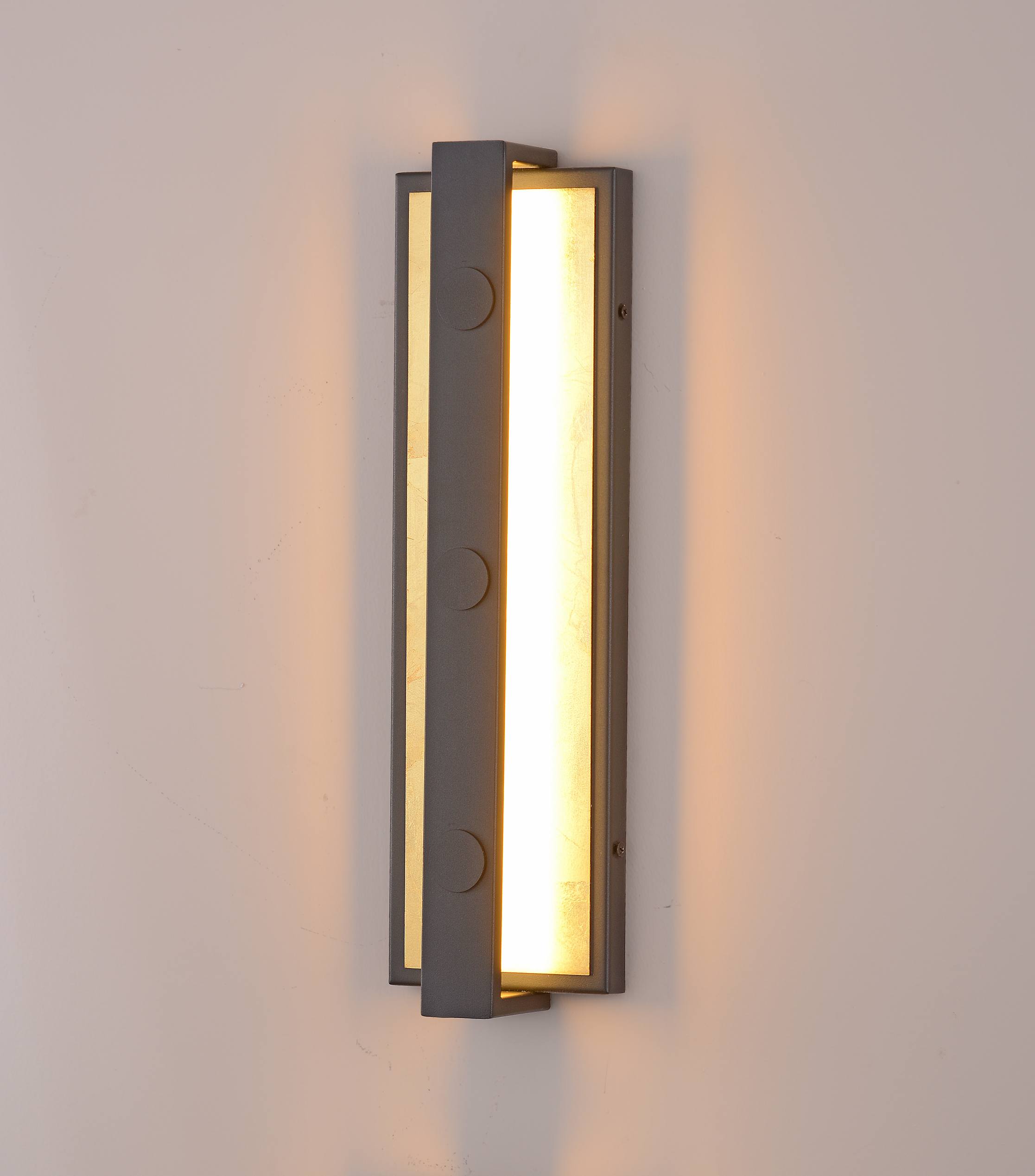 Verticale metalen wandkandelaar van goudfolie